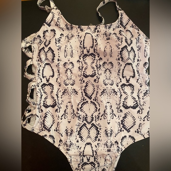 Edelqual One Piece Swimsuit High Cut with side Cutouts White‎ Snakeskin Size XXL - Picture 11 of 16